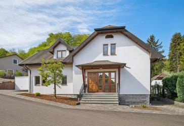 Provisionsfrei - Großzügiges, helles Haus mit Einliegerwohnung und traumhaftem Garten