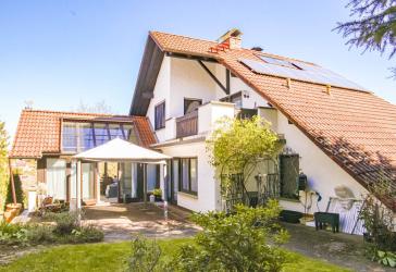 Barrierearmes Einfamilienhaus mit separater Einliegerwohnung und Wintergarten in Euerbach/OT