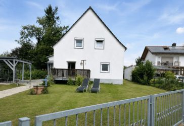 Großzügiges Einfamilienhaus mit Einliegerwohnung auf 945 m² Grundstück, provisionsfrei