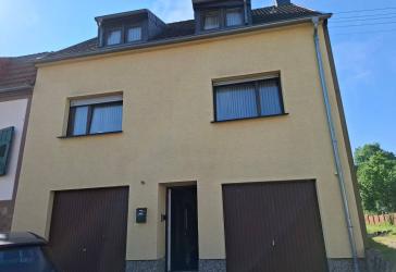 Gepflegte Doppelhaushälfte mit zwei Garagen, großem Garten und Entwicklungspotenzial in zentraler Lage von Beckingen
