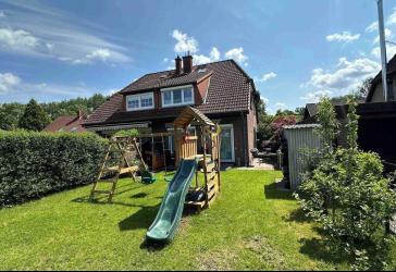 Modernisierte Doppelhaushälfte mit Carport in familienfreundlicher Wohnlage von Uetersen