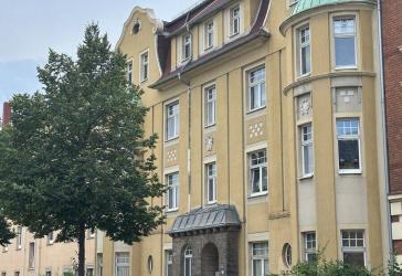 Traumhaft schöne 3-Raumwohnung mit neuem Bad, EBK und Kaminanschluss in einer Jugendstil-Villa