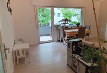 Kronberg/Ts., helle gut geschnittene 4-Zimmerwohnung mit großem Balkon.