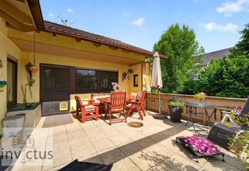 Endlich Platz für Oldtimer, Motorrad & Co. - Wohnen auf zwei Ebenen mit sonnigem Garten u. Terrasse