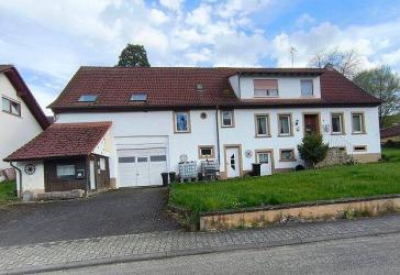 Zweifamilienhaus mit Garage und Grundstück