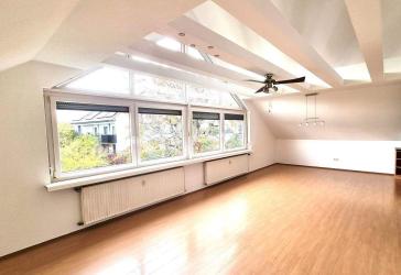 Schöne helle 3-Zimmer Wohnung mit Carport u. Gartenanteil