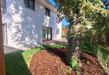 Neues Einfamilienhaus auf Eckgrundstück mit schönem Kastanienbaum und großer Garage