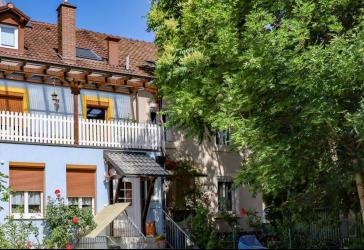 Attraktives Reihenhaus mit großer Terrasse, 2 Stellplätzen und viel Potenzial in Grenznähe!