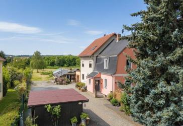 GROSSZÜGIGES DOPPELHAUS AUF 2.956 M² GRUNDSTÜCK + GARTEN, GARAGE & ENTWICKLUNGSPOTENZIAL IN RADEBEUL