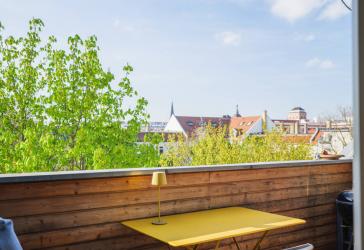 Lichtdurchflutete DG-Wohnung in Toplage – Fahrstuhl, EBK inkl., sofort bezugsfrei, von privat