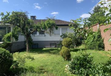 Freistehender Walmdachbungalow mit großem Wintergarten und Garage in der Nähe des Ortskerns!