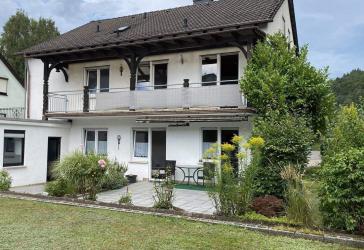 Ansprechendes Zweifamilienhaus mit schönem Garten und zusätzlicher Ausbaureserve im Dachgeschoss