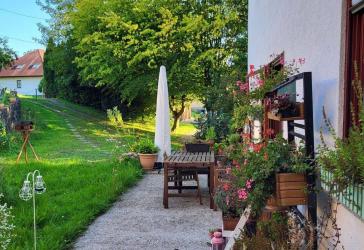 Familienhaus mit zwei Wohnungen, Werkstatt und 1.800 m² Grundstück