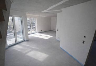 Exklusive Maisonettewohnung im Dachgeschoss mit Spitzboden, Balkon und Loggia