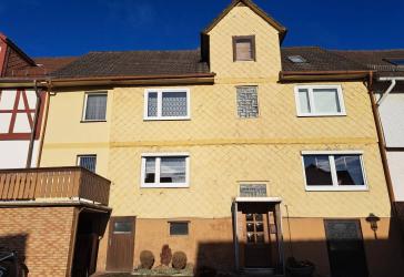Charmantes Ein- bis Zweifamilienhaus mit 7 Zimmern, Garten und Terrasse in Helsa