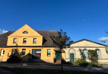 Historisches Gebäude mit großem Grundstück und vielseitig nutzbar.