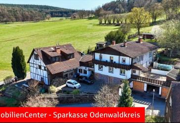 Traumlage am Feldrand. Landleben pur. Einfamilienhaus mit Nebengebäude und Garagen