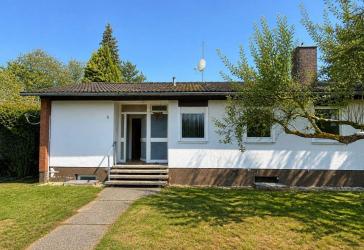 Renovierungsbedürftiger Bungalow mit Garage auf Traumgrundstück!