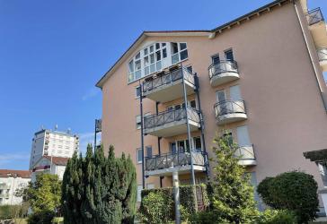 Gepflegte 2-Zimmer-Wohnung mit Balkon, Einbauküche, Stellplatz & Aufzug in Maintal-Dörnigheim