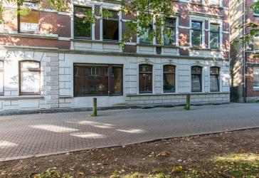 NEUMÜNSTER: Charmante, frisch renovierte 3-Zi.-Altbauwohnung in zentraler Lage