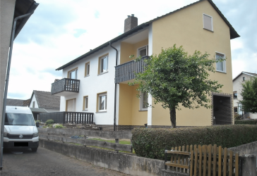 Sehr gepflegtes Zweifamilienhaus in Meißner (OT) - Ruhige Lage am Fuße des Meißners - Gartengrundstück - mit Terrasse, 2 Balkonen & 3 Garagen