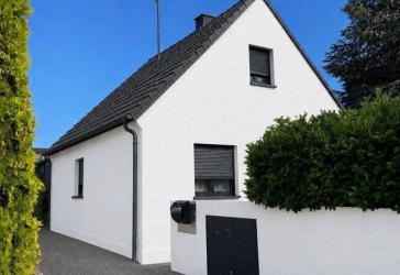 Modernes freistehendes Einfamilienhaus mit Garten