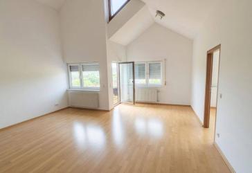 Helle 2-Zimmer-Dachgeschosswohung mit großem Balkon & schöner Ausicht
