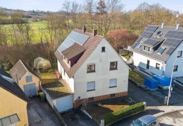 ++RESERVIERT++ Ruhige Lage und Blick ins Grüne: Freistehendes Haus mit PV-Anlage
