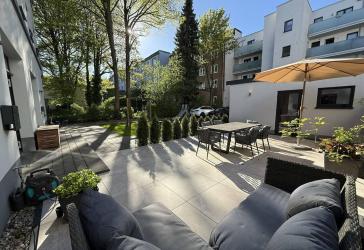 Stadthaus-Feeling: Großzügige Wohnung mit separatem Office und eigenem Parkplatz
