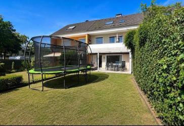 Familie gesucht: großzügiges Reihenmittelhaus mit Vollkeller, Loggia, Garten, Garage & Einliegerwohnung