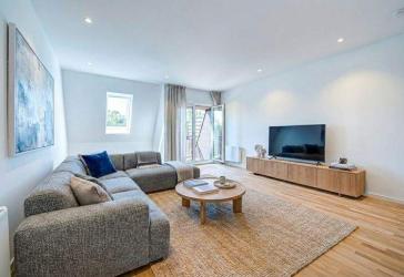 Sonnige Dachgeschossidylle: Frisch modernisierte 2-Zimmer-Wohnung mit Süd-Terrasse & Blick ins Grüne