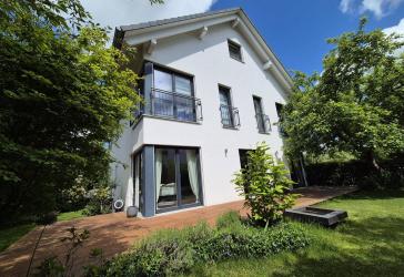 Ankommen in Puchheim-Ort: Großzügiges Einfamilienhaus mit Garten, Kamin und moderner Energietechnik