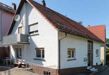 Zweifamilienhaus mit solider Mieterstruktur und Entwicklungspotenzial in Sinntal-Mottgers
