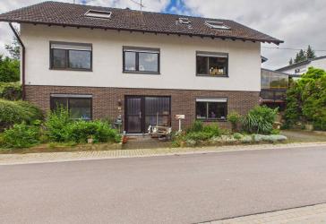 Großzügiges Familienhaus mit drei Wohnebenen, Terrasse, Garten und vielseitigen Nutzungsmöglichkeiten