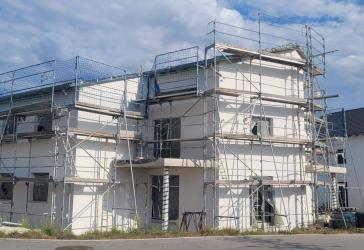 Erstbezug in Schwandorf-Fronberg: Moderne 3-Zimmer-Wohnung mit Balkon, Einbauküche und Doppelparker