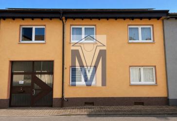 Vielseitiges Zweifamilienhaus mit Innenhof, Garage, PV-Anlage und neuem Dach