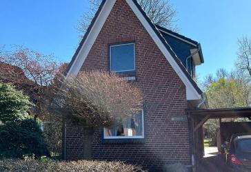 Einfamilienhaus mit Vergrößerungspotential und mit einem pflegeleichten Garten in einer sehr schönen und ruhigen Feldrand-Wohnlage