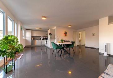 Hochwertige Dachgeschosswohnung | 121 m² 4 -Zimmer | A+ | Wärmepumpe | Doppelgarage | Aufzug | großer Balkon | Weil im Schönbuch