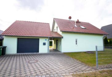 renoviertes Freistehendes Einfamilienhaus mit Garten und großer Garage in Pförring