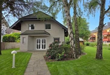 Siegburg-Deichhaus: Seltene Gelegenheit - Charmante Stadtvilla mit großem Grundstück & Garage