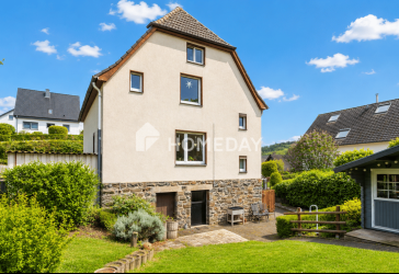 Teilvermietetes Zweifamilienhaus mit sonnigem Garten auf ca. 940 m² Grundstück