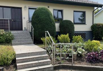 Großzügiges, helles Einfamilienhaus mit Einliegerwohnung, Massivbauweise, Sackgassenlage