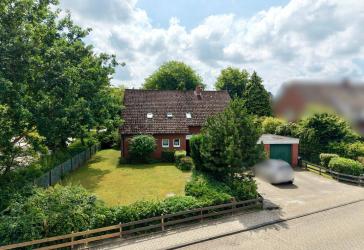Zweifamilienhaus mit vermieteten Wohneinheiten auf großzügigem Grundstück