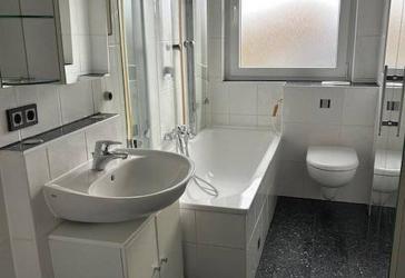 3 Zi. Whg. mit Balkon und EBK in zentraler und ruhiger Lage