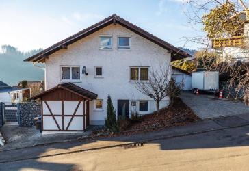 Modernisiertes Einfamilienhausmit Einliegerwohnung in ruhiger, naturnaher Lage