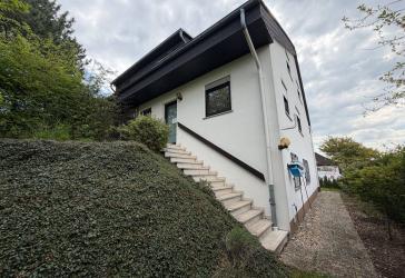 Gepflegte Doppelhaushälfte in ruhiger Lage von Karben mit Terrasse, Garten, Keller & Garage