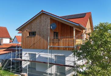 Erstbezug in die Energie-Unabhängigkeit! 3 Zimmer, Dachstudio, Loggia und Holzfassade