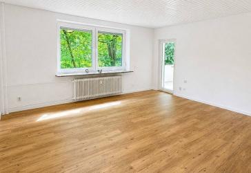 Frisch renovierte 3,5-Zimmer-Wohnung mit Balkon, zwei Bädern und gepflegtem Wohnumfeld in Rendsburg