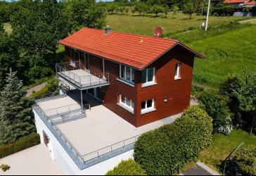 Freistehendes Einfamilienhaus in Feldrandlage mit großzügigen Terrassenflächen