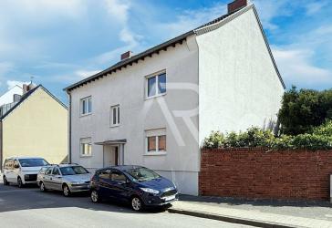 Zweifamilienhaus mit drei Garagen und attraktiven Nutzungsmöglichkeiten in zentraler Lage von Jülich